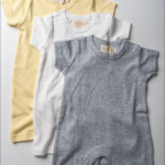 Disponível em três cores: Amarelo  Branco Cinza